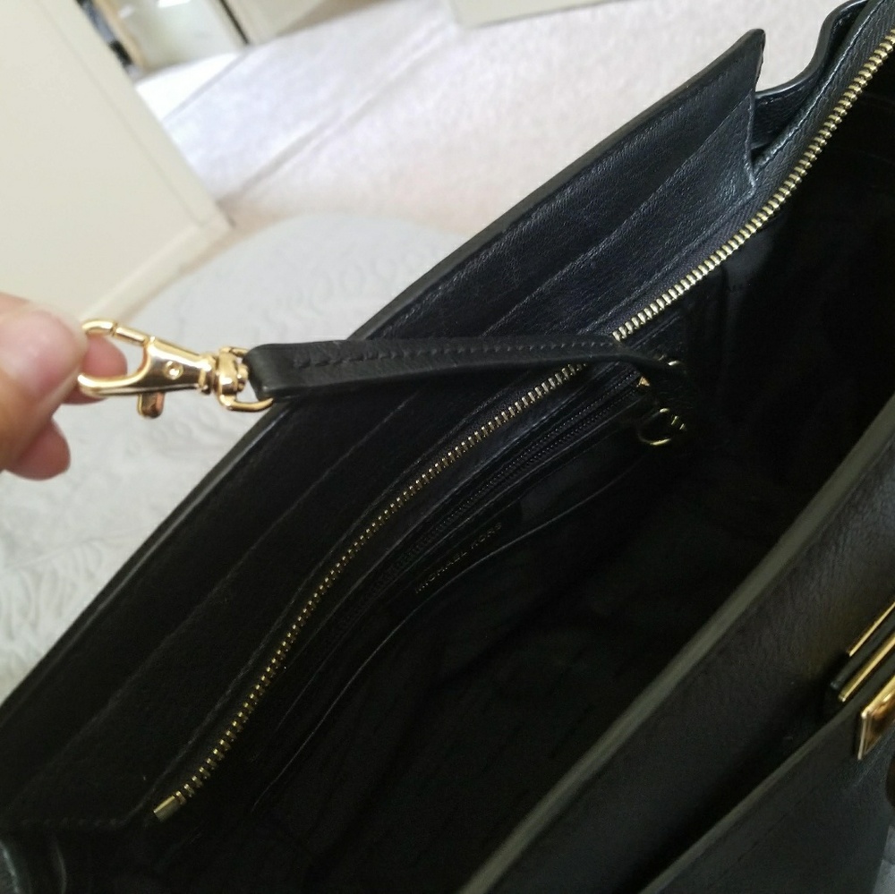 Michael Kors purse - Picture 2 of 7